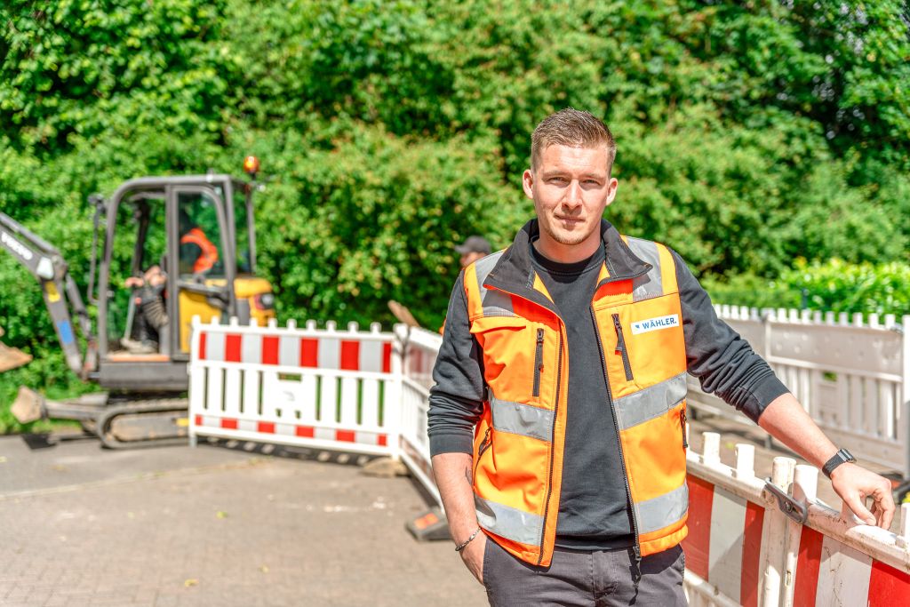 Sebastian Harländer hat in seiner bereits zehnjährigen Karriere bei der Tief- und Rohrleitungsbau Wilhelm Wähler GmbH & Co. KG den Aufstieg zum Baustellenkoordinator gemeistert – Foto: Linus Melzer